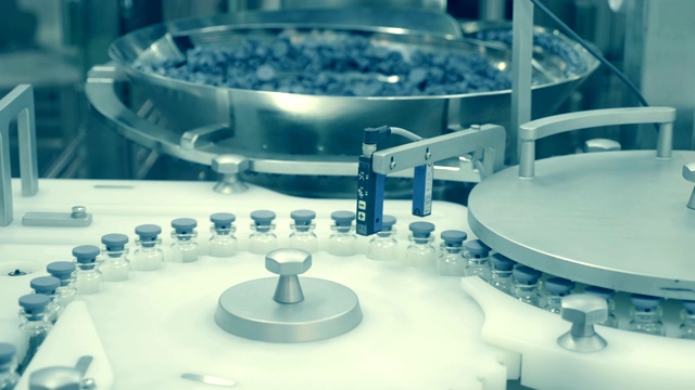 药瓶正在一家工厂的生产线上搬运视频素材