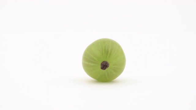 甜多汁的绿色醋栗果在旋转桌上的特写。孤立，在白色背景上。视频素材