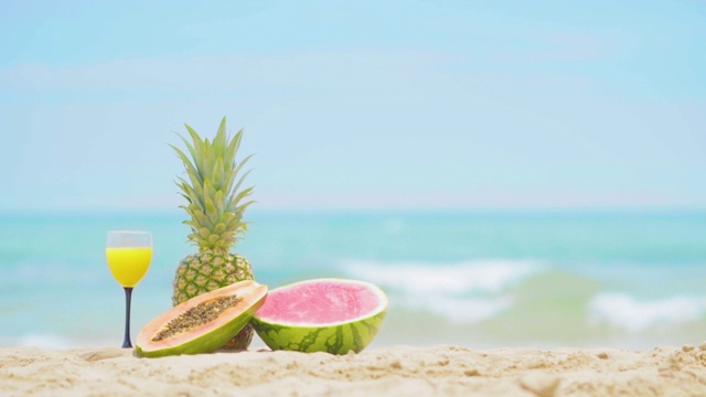 海洋背景上的水果。海滩上美丽的水果鸡尾酒视频下载