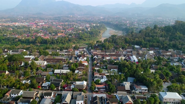 老挝澜沧江畔的琅勃拉邦。城里的路。家乡的街道。视频素材