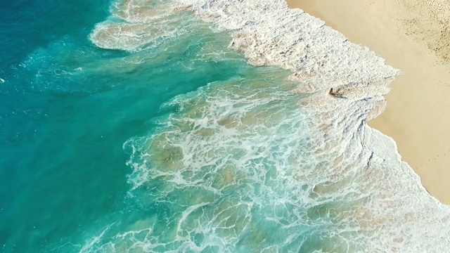 海浪到达海岸。无人机上的海滩。海滩俯视图。美丽的海滩。海滩干净。来自印尼巴厘岛努沙佩尼达克林金海滩的海滩海。视频下载