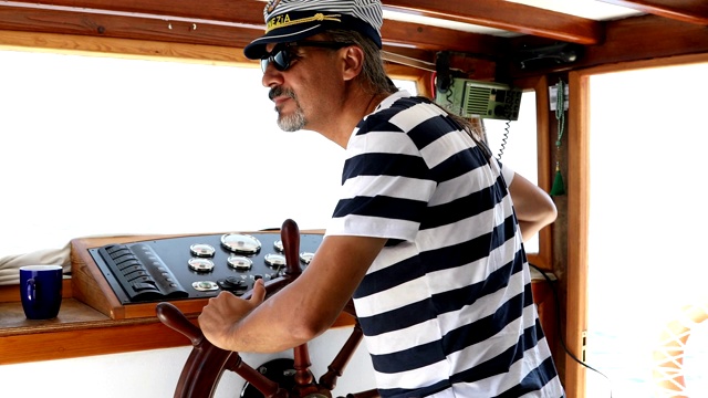 船长在海上驾驶游艇视频素材