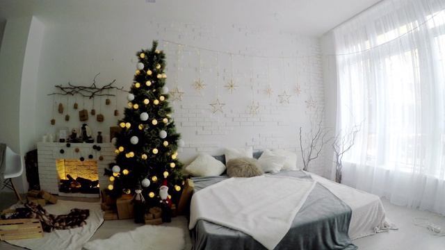 圣诞树上装饰着新年彩灯，圣诞室内背景视频下载