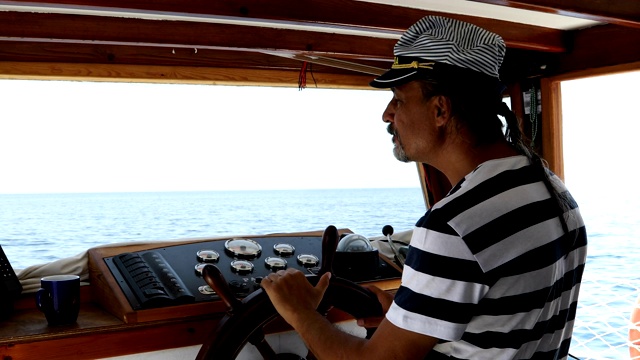 船长在海上驾驶游艇视频下载