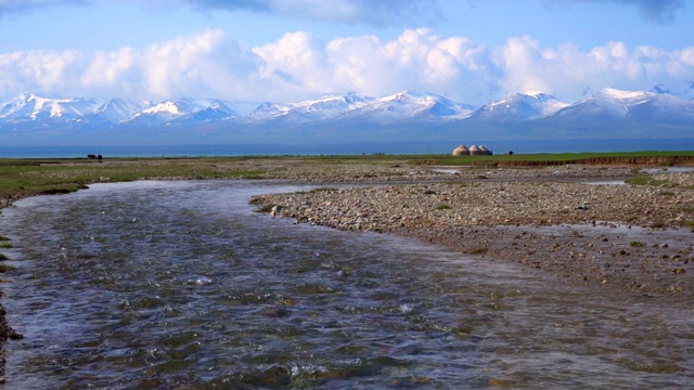 吉尔吉斯斯坦宋科尔湖的游牧帐篷，被称为蒙古包视频下载