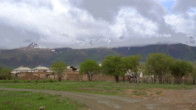 吉尔吉斯斯坦天山的一个村庄。视频下载