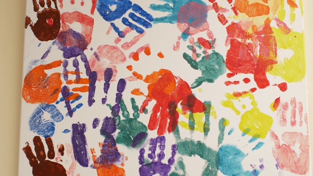 墙上画着孩子们不同颜色的手掌。4 k的视频视频素材