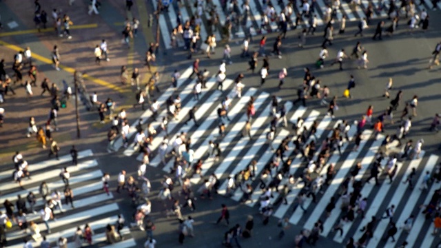 俯视图-在涉谷十字路口的行人散焦在东京，日本视频素材