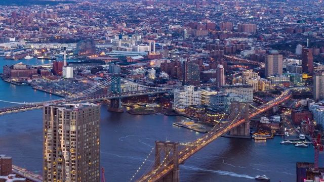 时间推移:航拍布鲁克林桥和曼哈顿桥，纽约布鲁克林日落之夜视频下载