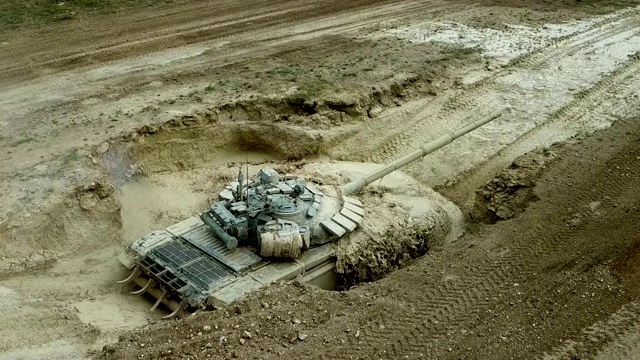 鸟瞰图-重型坦克克服水障碍视频下载