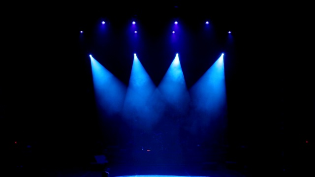 音乐会前空荡荡的舞台上有蓝色的光线，舞台上有一组鼓。视频下载