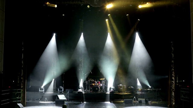 舞台灯光。灯光秀。乐器和鼓在一个空的舞台上。视频素材