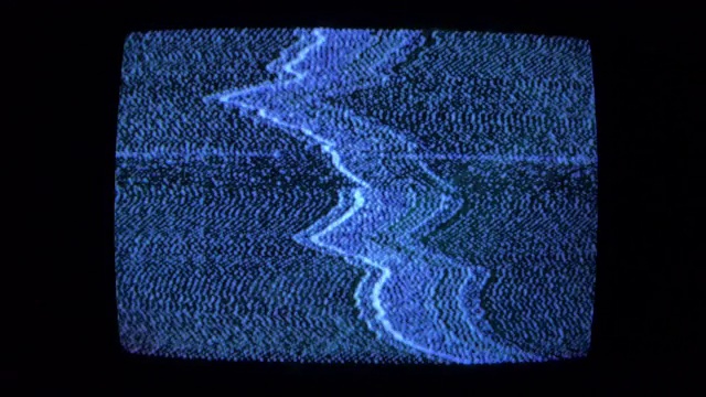 抽象图形在老电视显像管屏幕上的坏信号视频素材