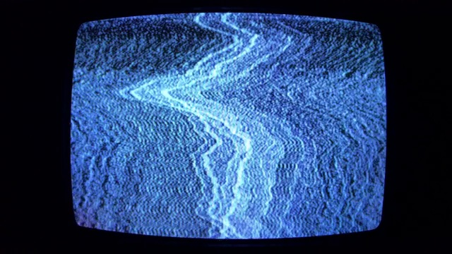 抽象图形在老电视显像管屏幕上的坏信号视频素材