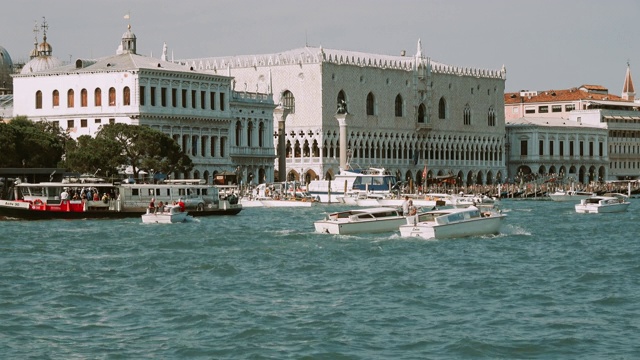 全景威尼斯海岸的历史建筑和拉古纳威尼斯视频下载