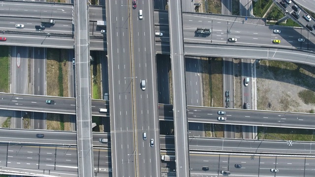 高速公路路口俯视图无人机镜头，航拍视频视频素材