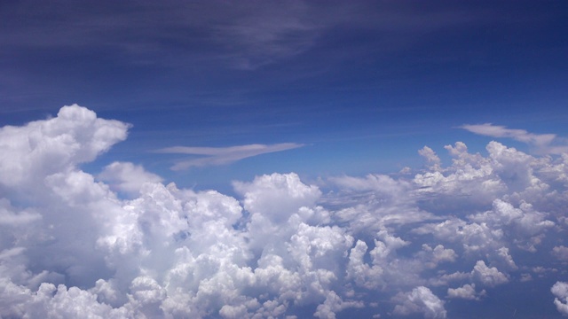 4K飞行在白云蓝天视频素材