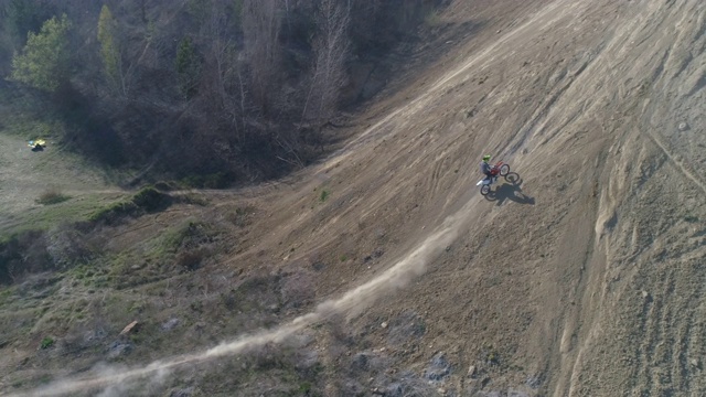 无人机拍摄的男人骑摩托车上山。——慢动作视频下载