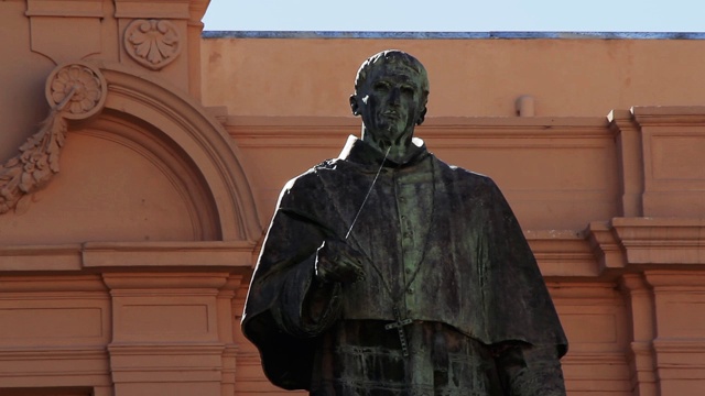 阿根廷科尔多瓦省一座老教堂里的牧师雕像。视频下载
