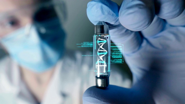 一位科学家在他的实验室里拿着一个含有DNA的试管，借助全息术，他能够控制人类的进化。视频素材