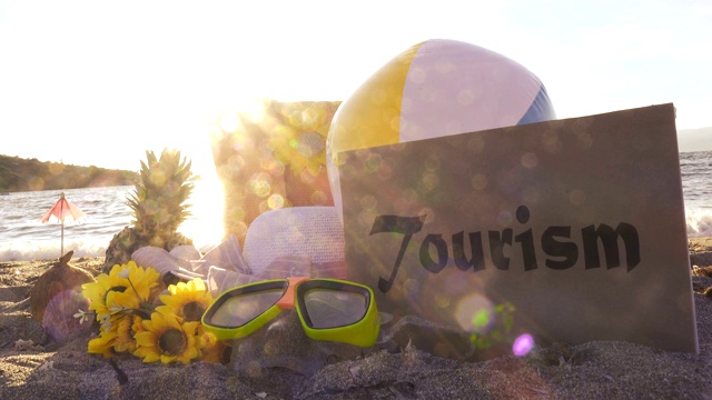 硬纸板上印有“旅游”标签的夏季配件视频下载