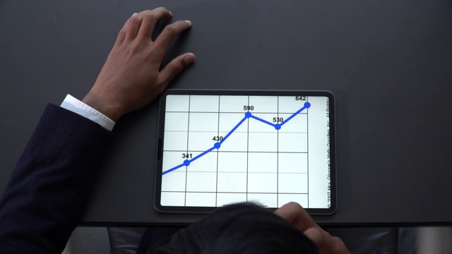 商人手触摸数字平板电脑分析图表视频素材