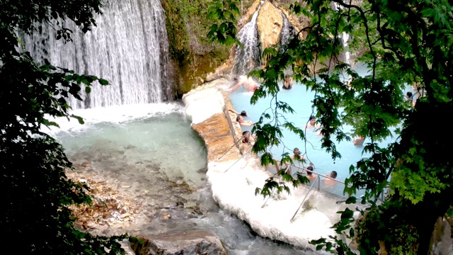 希腊波扎尔阿里亚温泉树丛中的一条小河视频素材