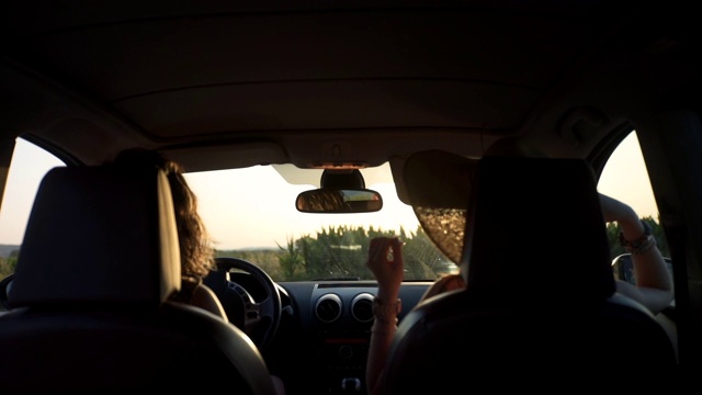 女性朋友的公路旅行视频素材