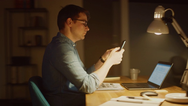 在办公室里坐在办公桌前用笔记本电脑在晚上工作的职业男子。人分析统计数据。充满活力的快节奏动作。360度跟踪弧线投篮动作视频下载