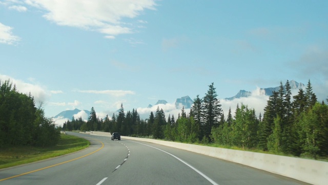 在加拿大的冰原大道上开车视频素材