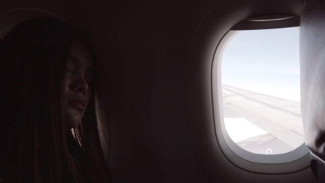 女士们在飞机上睡觉。视频素材