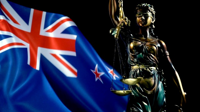 有新西兰国旗的正义雕像视频素材