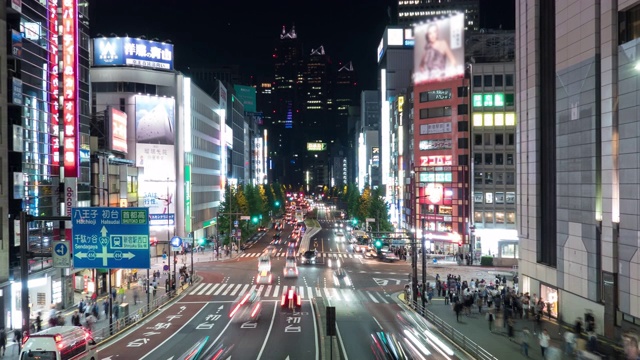4K延时:东京新宿十字路口的车辆和行人视频素材