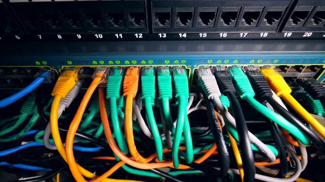 连接服务器块槽位的线缆。网络和数据服务器的概念。视频素材