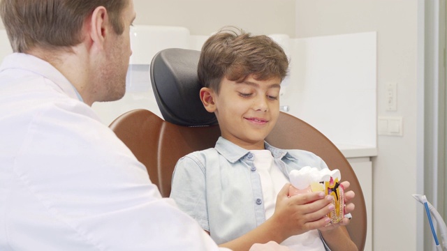 可爱的小男孩看牙医检查牙齿视频素材