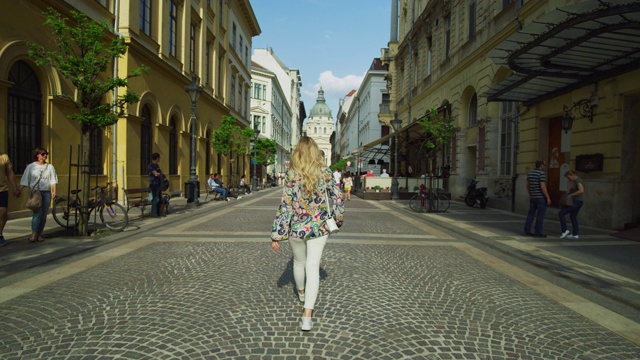 走在Zrinyi街上的女人视频素材