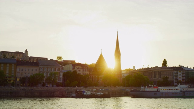 教堂和多瑙河岸边的其他建筑视频素材