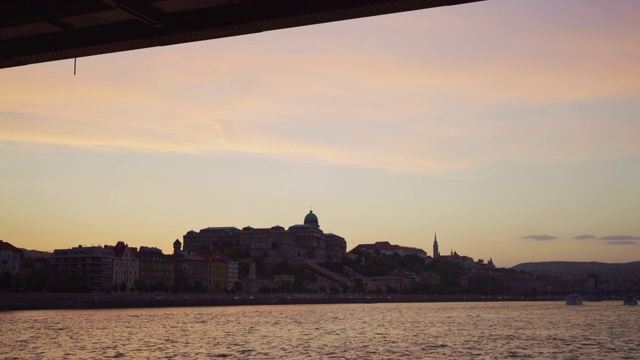 多瑙河岸边的建筑物视频素材