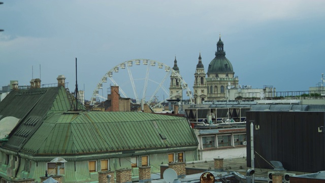 布达佩斯摩天轮附近的建筑视频素材