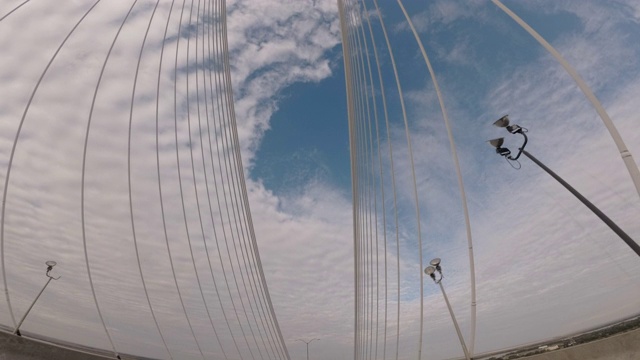 在佐治亚州和南卡罗来纳州交界处的塔尔梅奇纪念桥上开车。多云的秋天早傍晚。驾驶视点视频与仰视摄像机运动。视频下载