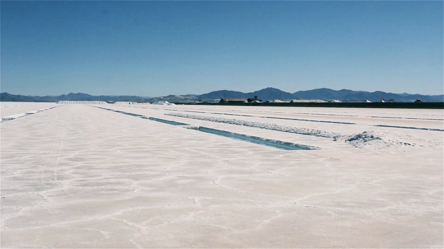 阿根廷的盐滩。盐的生产。视频素材