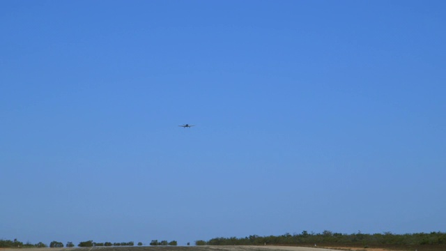一架飞机在天空中翱翔视频素材