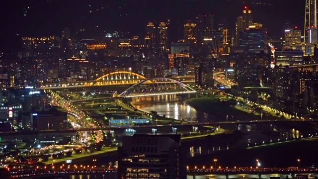 鸟瞰图台北市中心，台湾。智慧城市中的金融区和商业中心。晚上有摩天大楼和高层建筑。视频素材