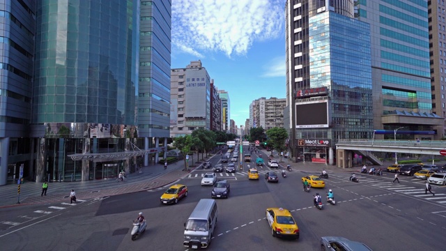 台湾台北市中心与汽车交通的十字路口。智慧城市中的金融区和商业中心。摩天楼和高楼大厦在中午。视频素材