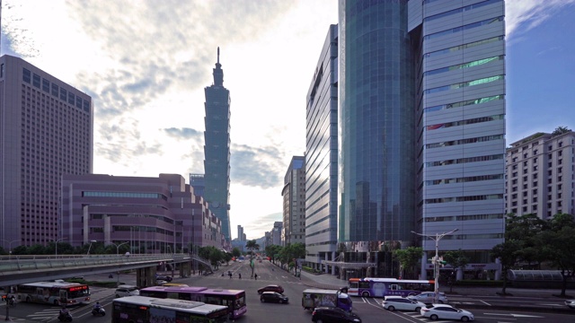 台湾台北市中心与汽车交通的十字路口。智慧城市中的金融区和商业中心。摩天楼和高楼大厦在中午。视频素材