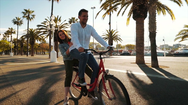 快乐的一对享受一起骑自行车。视频下载