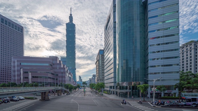 台湾台北市中心十字路口与车辆交通的时间流逝。智慧城市中的金融区和商业中心。摩天楼和高楼大厦在中午。视频素材