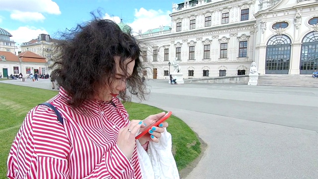 女人在街上用智能手机。视频素材