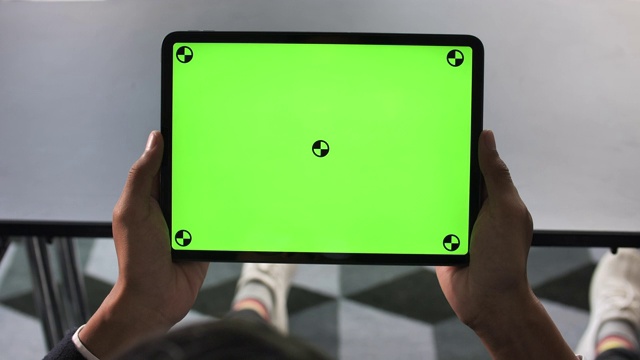 人看数字平板电脑绿色屏幕视频素材