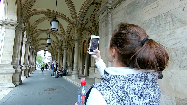 游客拍摄维也纳的风景。视频素材
